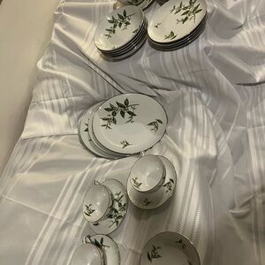 Leafy Green Dinnerware Set